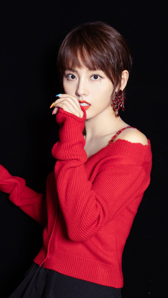 女神逆生长,张嘉倪红衣美艳如少女,甜美笑容俏皮表情好迷人