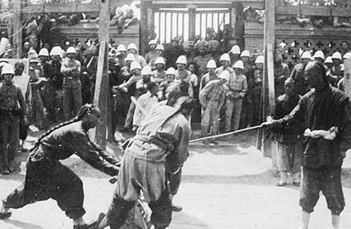 清政府镇压义和团的历史旧照,菜市口杀头,八国联军在一旁看热闹_腾讯