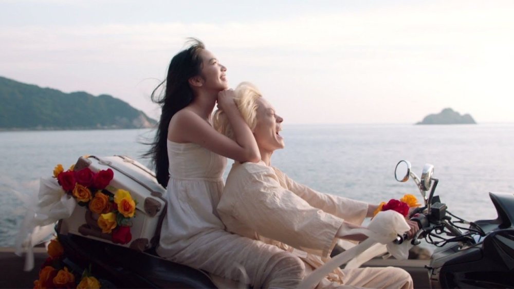 小松菜奈和中条彩末化身霓虹姐妹花身处田野心在四方太美了