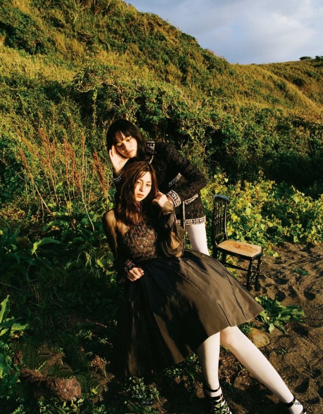 小松菜奈和中条彩末化身霓虹姐妹花,身处田野心在四方,太美了