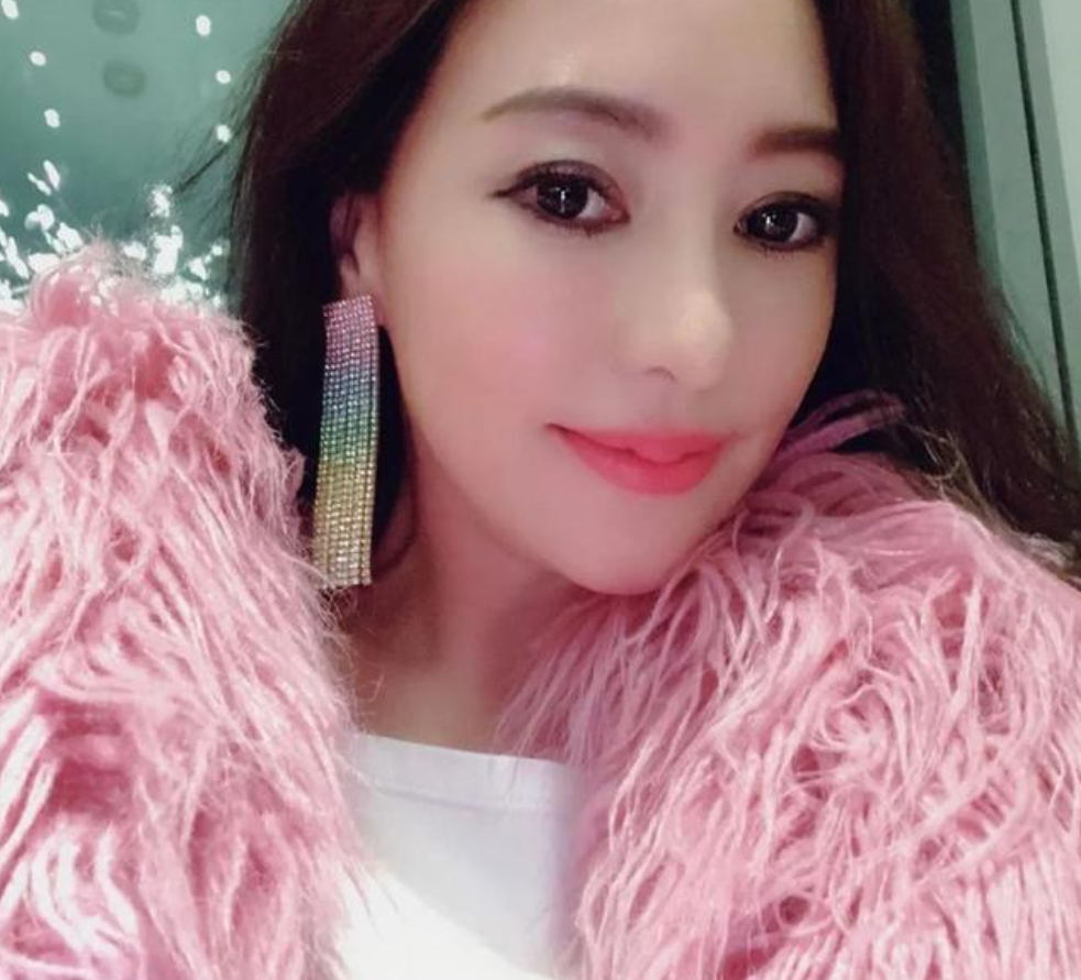 44岁第一千金关颖怀4胎发文澄清误会调侃人妻在家只能打嘴炮