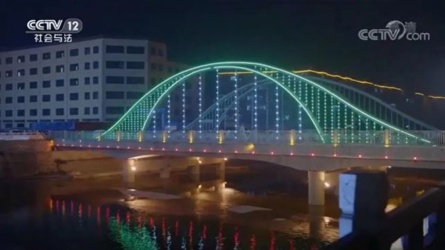 《苍山恋》剧情简介:王庆哲父母在家唠叨儿子,说这么大年纪了还不找