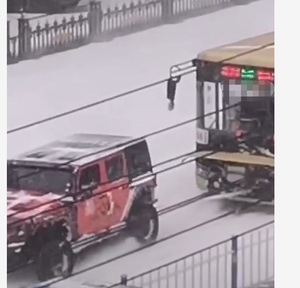 公交车雪天故障 牧马人拖车前进 这才是 越野之王 腾讯网
