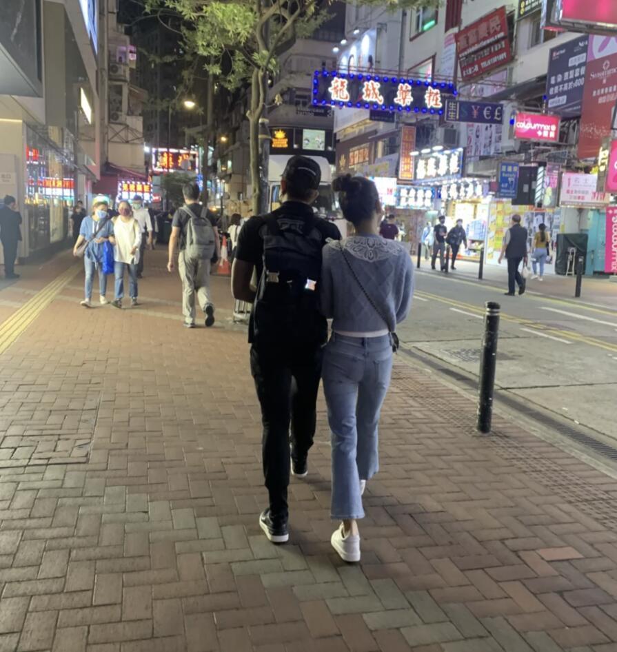 郭富城|郭富城陪老婆逛街背包，方媛扎丸子头好少女，二人一路讲普通话驾豪车离开