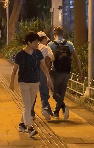 郭富城|郭富城陪老婆逛街背包，方媛扎丸子头好少女，二人一路讲普通话驾豪车离开