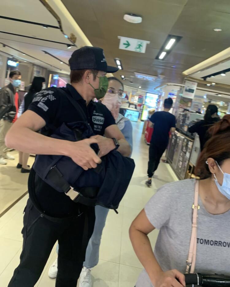 郭富城|郭富城陪老婆逛街背包，方媛扎丸子头好少女，二人一路讲普通话驾豪车离开