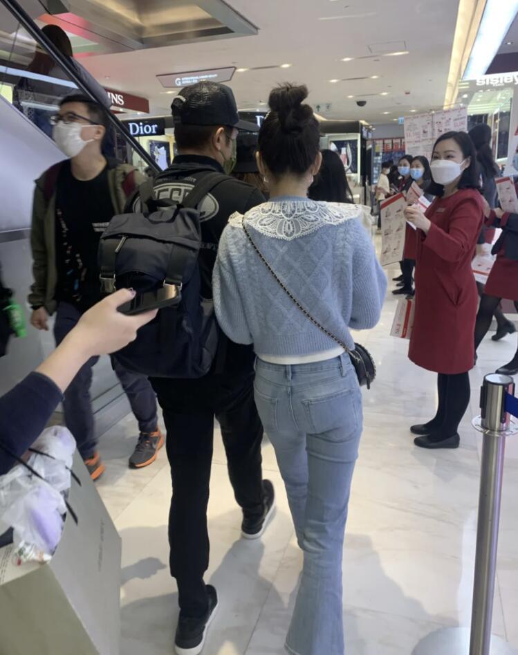 郭富城|郭富城陪老婆逛街背包，方媛扎丸子头好少女，二人一路讲普通话驾豪车离开