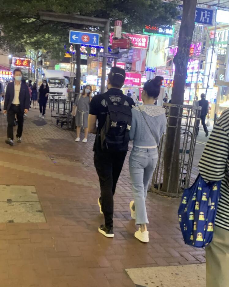 郭富城|郭富城陪老婆逛街背包，方媛扎丸子头好少女，二人一路讲普通话驾豪车离开