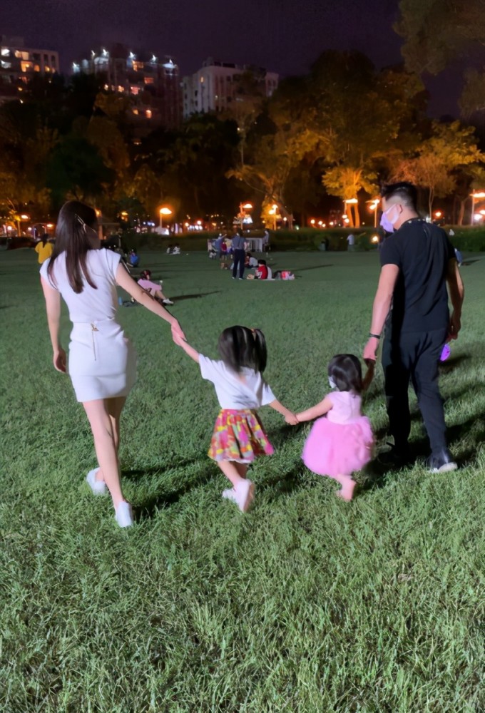 郭富城|郭富城陪老婆逛街背包，方媛扎丸子头好少女，二人一路讲普通话驾豪车离开