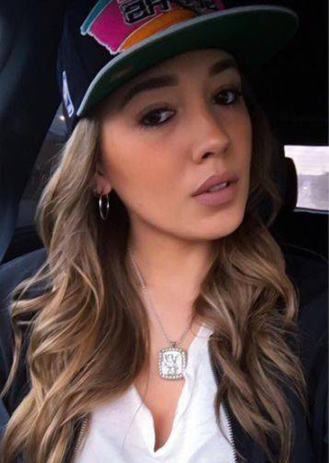 格林老婆关于库克,这位27岁的小伙子,年纪轻轻已经手握2个总冠军戒指.