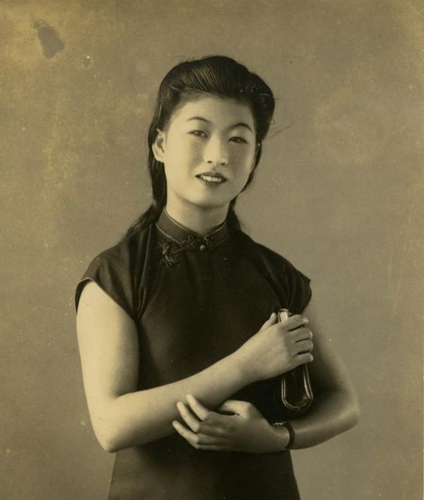 一组老照片:旗袍30年代中国妇女的标准服装,女子穿上很是气质