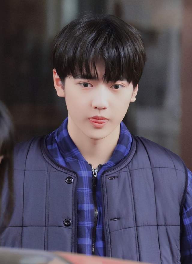 焉栩嘉《奔跑吧》路透曝光,穿棉袄变身农村人,两手插袖子接地气