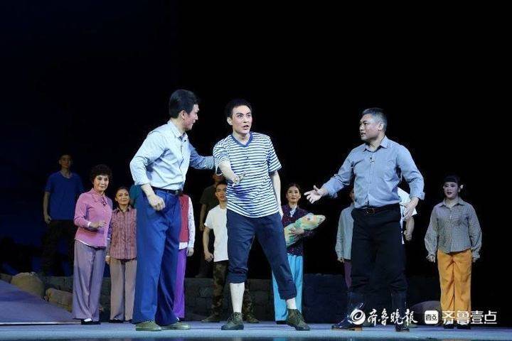 韩义山|《头雁》在保利大剧院汇演，强台风里迎战天灾的干部“演活了”