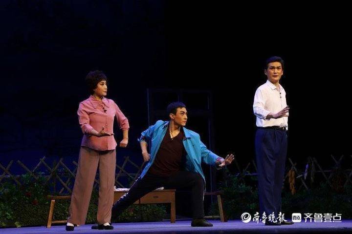 韩义山|《头雁》在保利大剧院汇演，强台风里迎战天灾的干部“演活了”