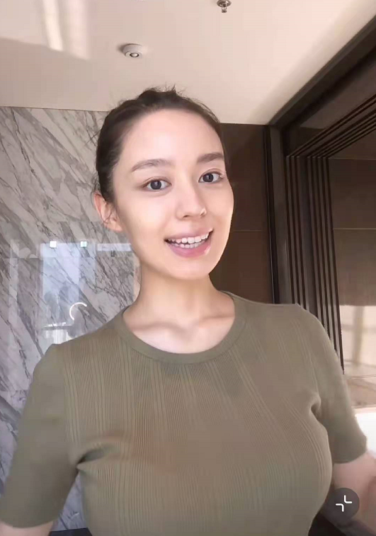 郎朗与老婆穿情侣装出游夫妻比心甜掉牙吉娜孕肚渐长孕味儿浓