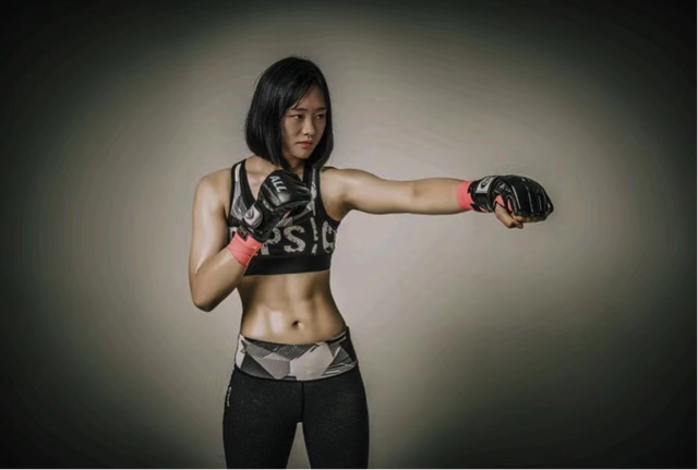 从战斗能力上看,崔贞允作为韩国踢拳冠军爆发力和终结能力都极强,但与