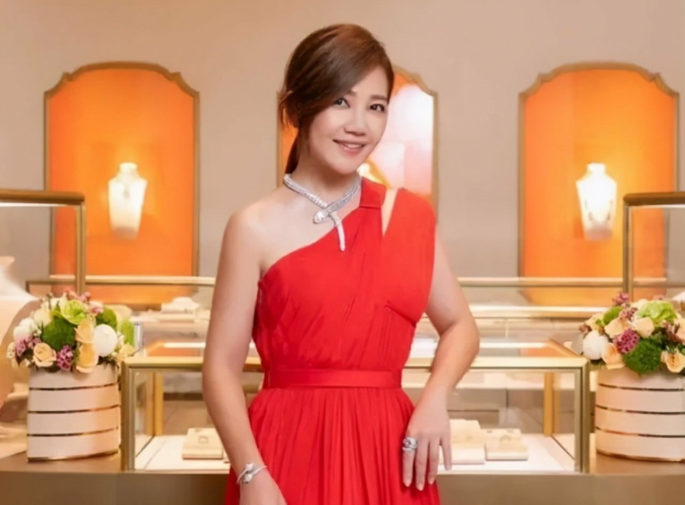 梁静茹|梁静茹公开恋情后首现身，观影状态佳，被问及总裁男友笑而不答