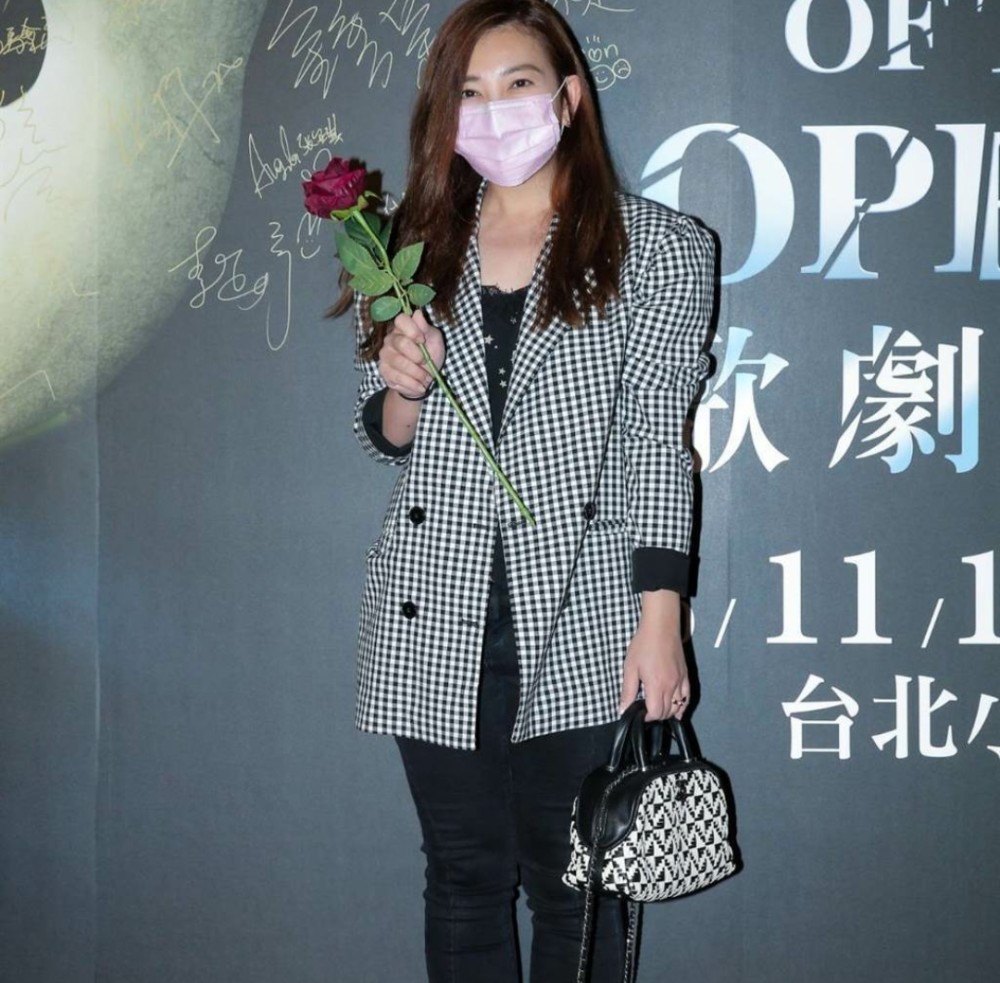 梁静茹|梁静茹公开恋情后首现身，观影状态佳，被问及总裁男友笑而不答