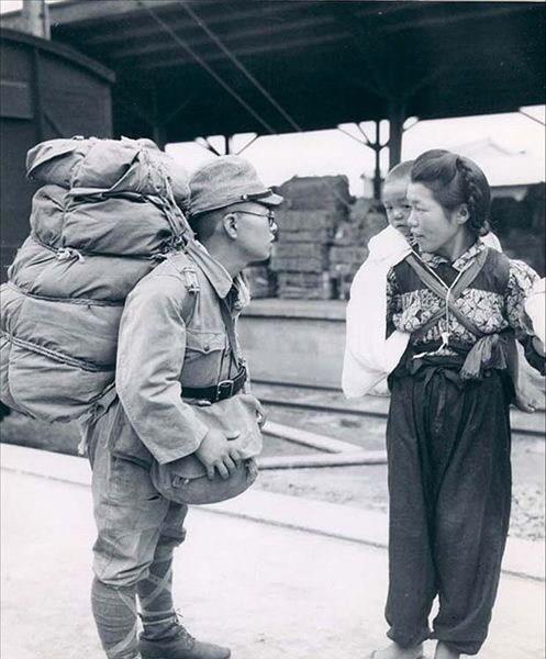 图2鬼子炮轰中华门,图5的鬼子色眯眯地看着姑娘|日军|老照片|日本