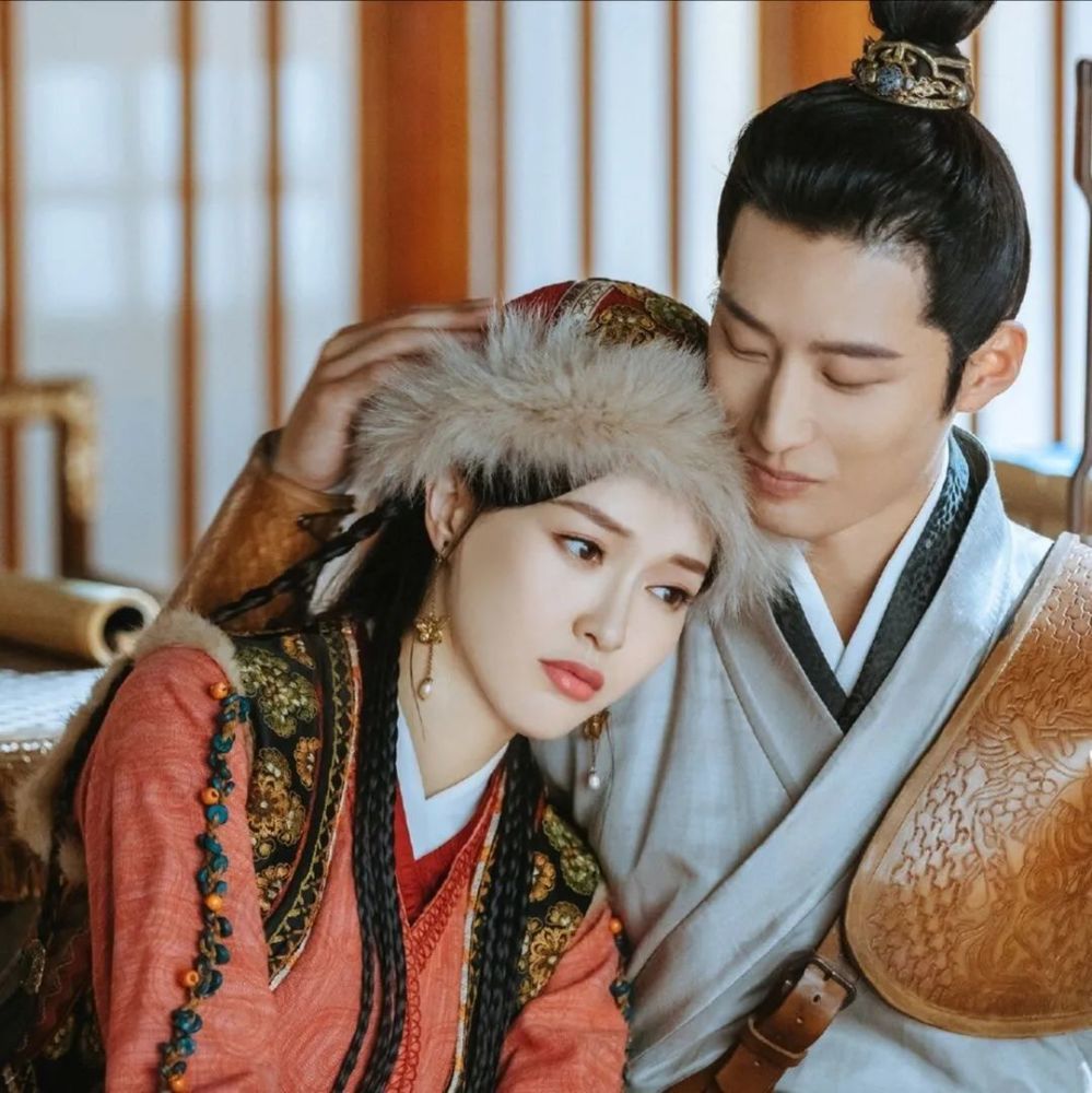 耶律贤成就萧燕燕的理想,韩德让把萧燕燕宠成孩子,哪种爱更好?