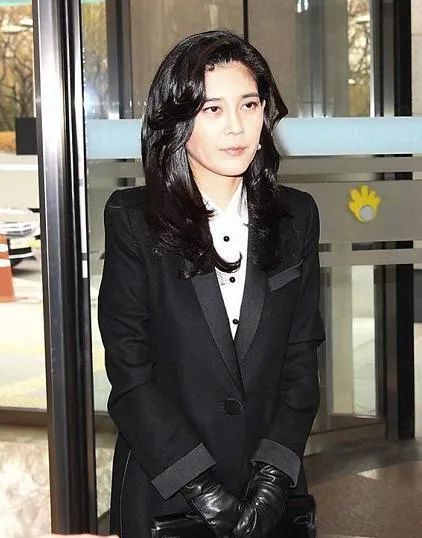 三星集团18岁小公主朋友圈曝光顶配人脉长腿颜值爆表这才是真优秀