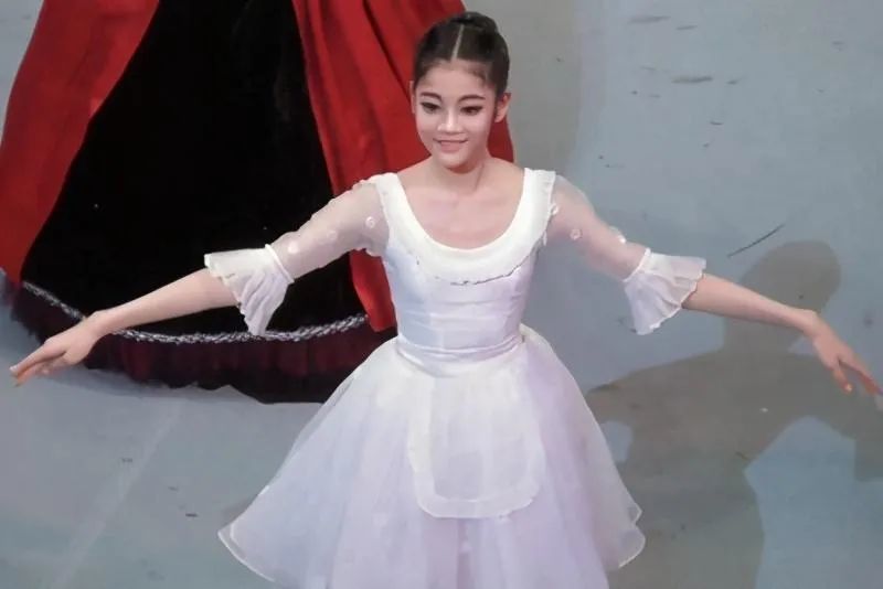 三星集团18岁小公主朋友圈曝光顶配人脉长腿颜值爆表这才是真优秀