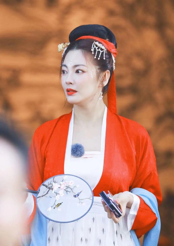 姐姐们游西湖宁静遗憾缺席张雨绮换古装秀美颜腰围却粗了一圈