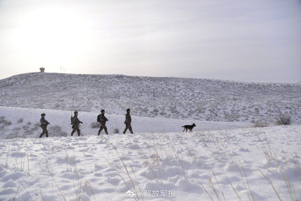 边防战士踏雪巡逻他们是风雪中最美的风景