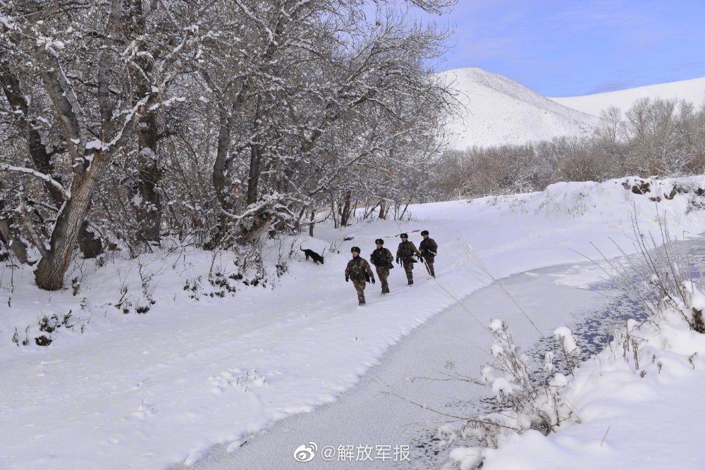 邊防戰士踏雪巡邏他們是風雪中最美的風景