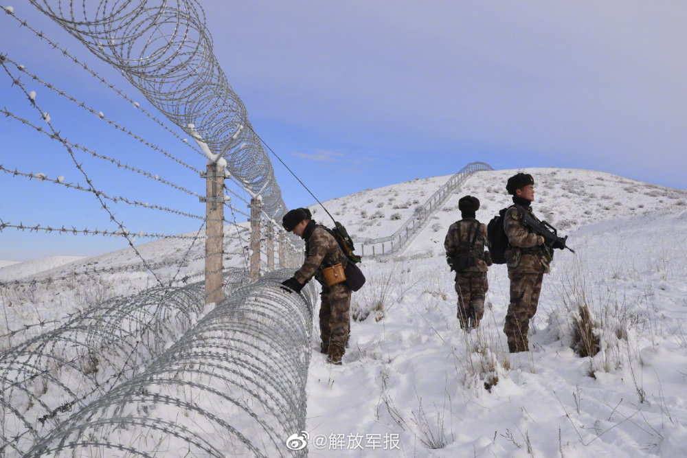 边防战士踏雪巡逻他们是风雪中最美的风景