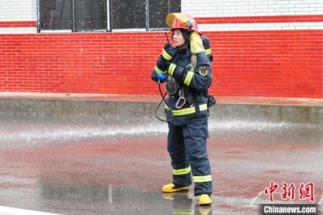 杨华峰 摄 11月20日,彭娟和男队员一同在湖南湘潭消防救援支队吉安路