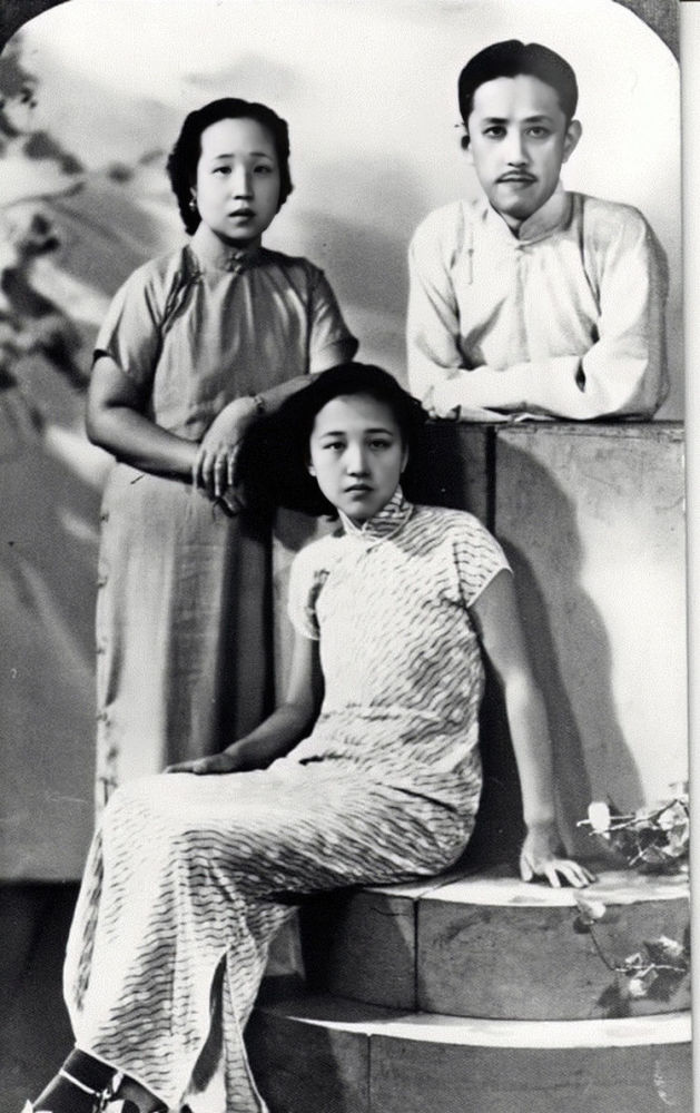1940年,袁克桓(后右)与夫人陈徵(后翻开上海的名