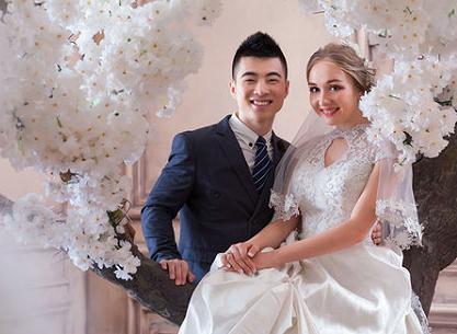 中国小伙娶俄罗斯姑娘,婚后生活苦不堪言,小伙大呼:这个真的受不了了!