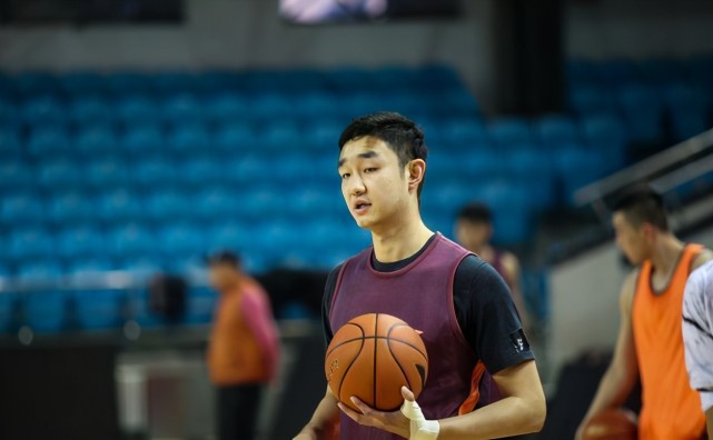 吉林男篮26岁射手成长之路,长相神似王祖蓝,获赞"吉林高射炮"