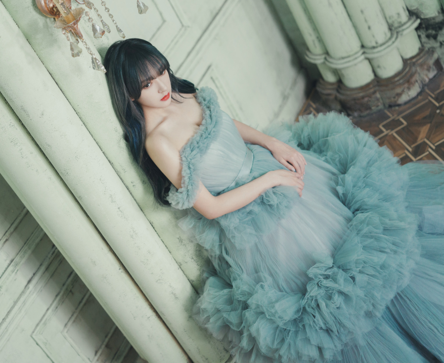 程潇一组婚纱照片曝光蓝灰发色搭配蓝色婚纱在逃公主本人吧