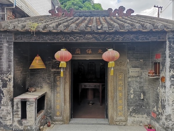 一座门口仅一人高的太保庙,人稍微高点都要低着头进,小小庙宇香火却盛