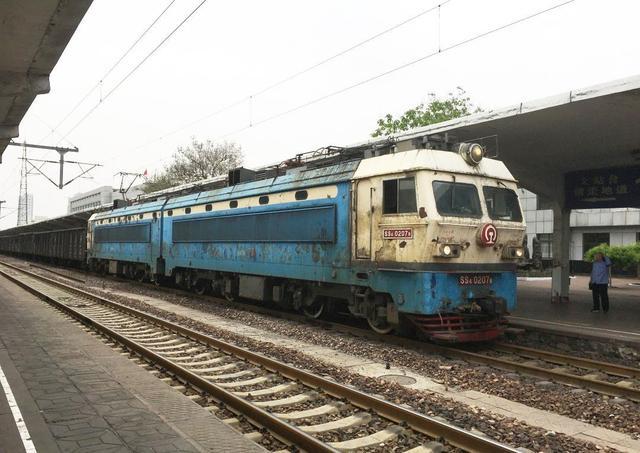 为什么火车运煤时,要不停地给煤炭洒水?看完涨知识了