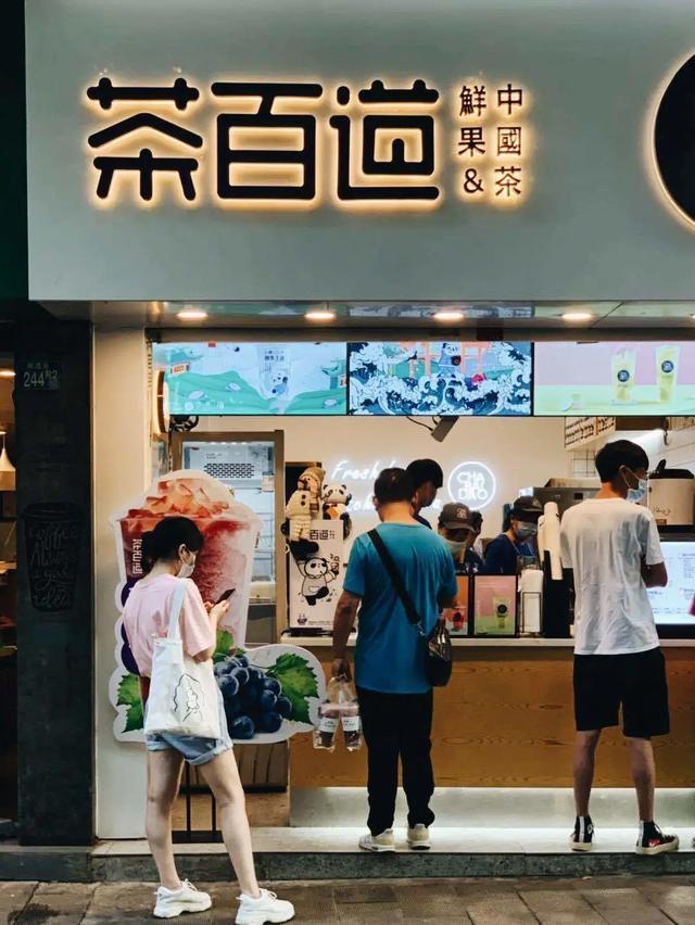 小姐姐漫步于粮道街,帆布背包与奶茶最配,飞扬的裙角,轻快的步伐是街