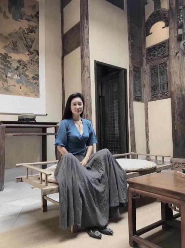 张纪中一家五口田地采摘,38岁杜星霖腹部凸起明显,疑怀上三胎?