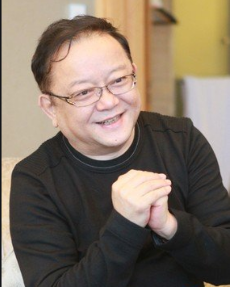 与他现在妻子差不多,2008年为王刚生了一个外孙,年龄与王刚儿子一样大