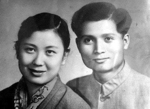 在南京严凤英认识了那里赫赫有名的大少爷甘律之,两个人互生爱慕之