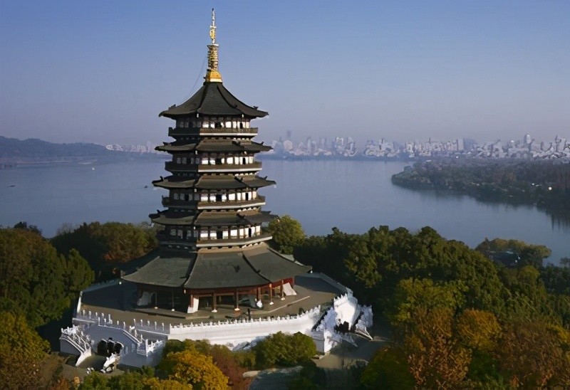 1924年9月25日雷峰塔为何无故倒塌原来都是蛇患害的