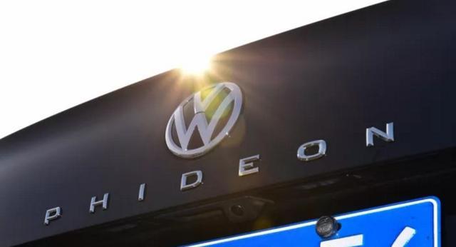 全新大众辉昂发光车标在此你们好自为之