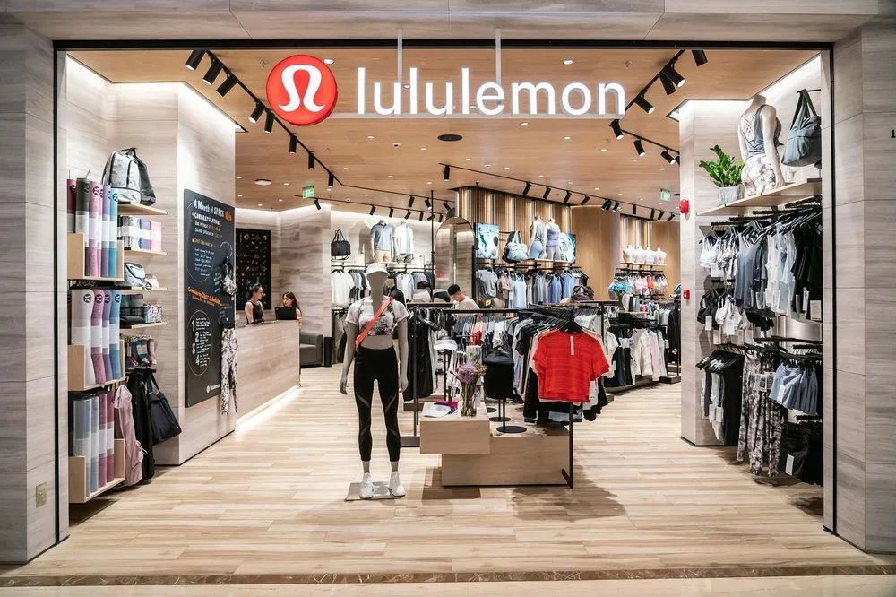 一家lululemon的线下门店