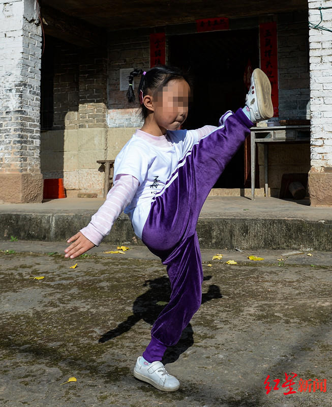 5岁女孩每天翻跟斗100个走红背后:3岁寒假去嵩山习武,单亲妈妈希望她