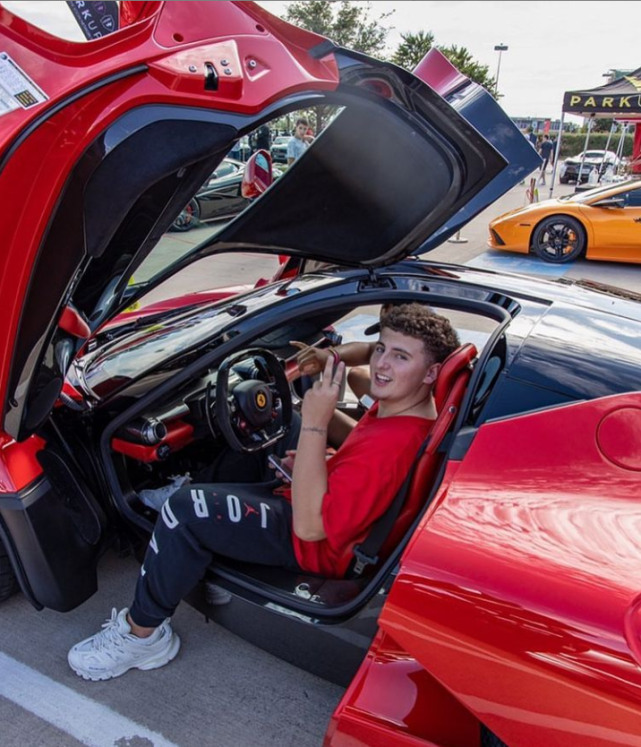 美国富二代网红撞毁老爸2250万超跑笑言车可换我无可取代