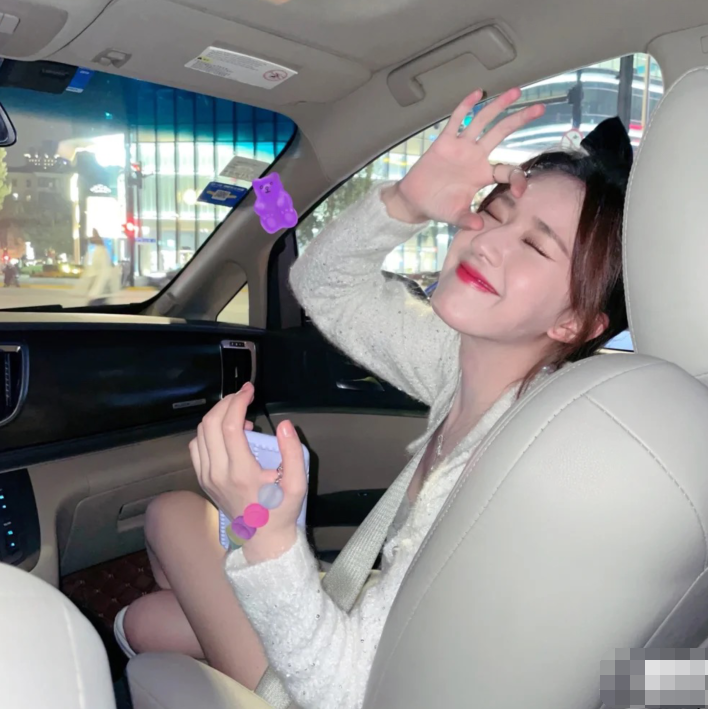赵露思副驾驶玩自拍本想秀个脸却被她的交叉腿抢镜羡慕不来