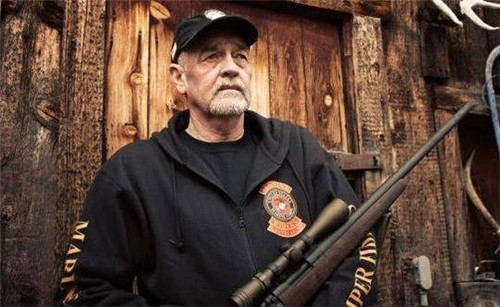 于是,凭着超高的技术,查克·马威尼成了越战中最好的狙击手.