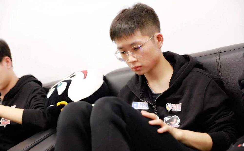 kpl俱乐部代发萧玦为回怼粉丝事件道歉却被质疑真实性