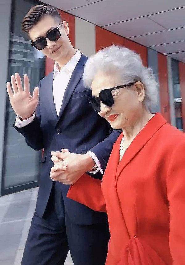 90岁"神仙奶奶"火了!穿红裙美得惊艳,1米9孙子成护花使者_腾讯新闻